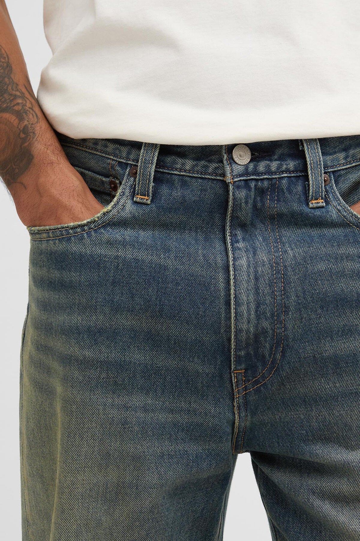 568 Locker geschnittene Jeans